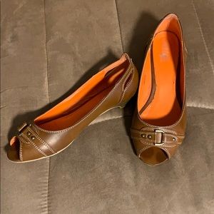 Tan flat peep toe shoes